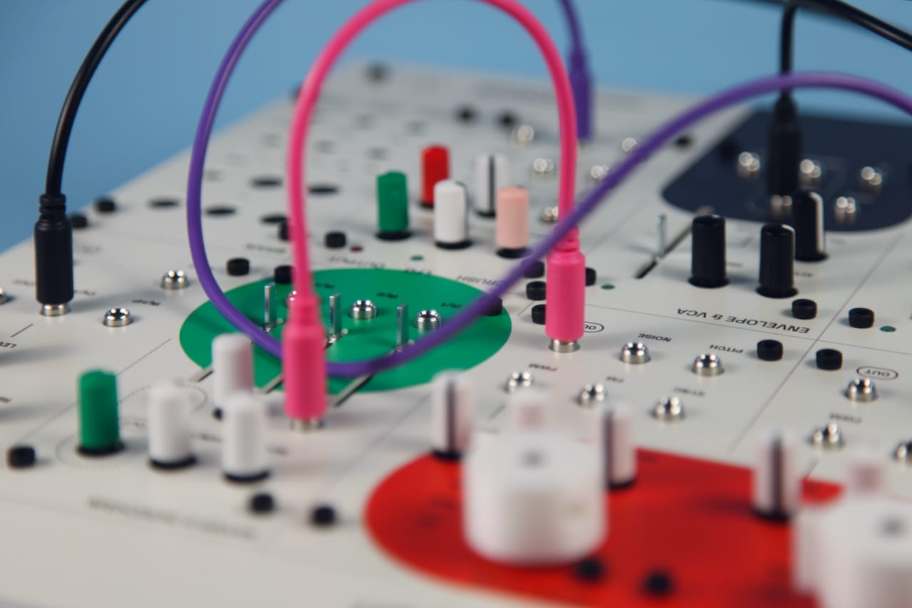 Roaming synths, UV magic and crunch